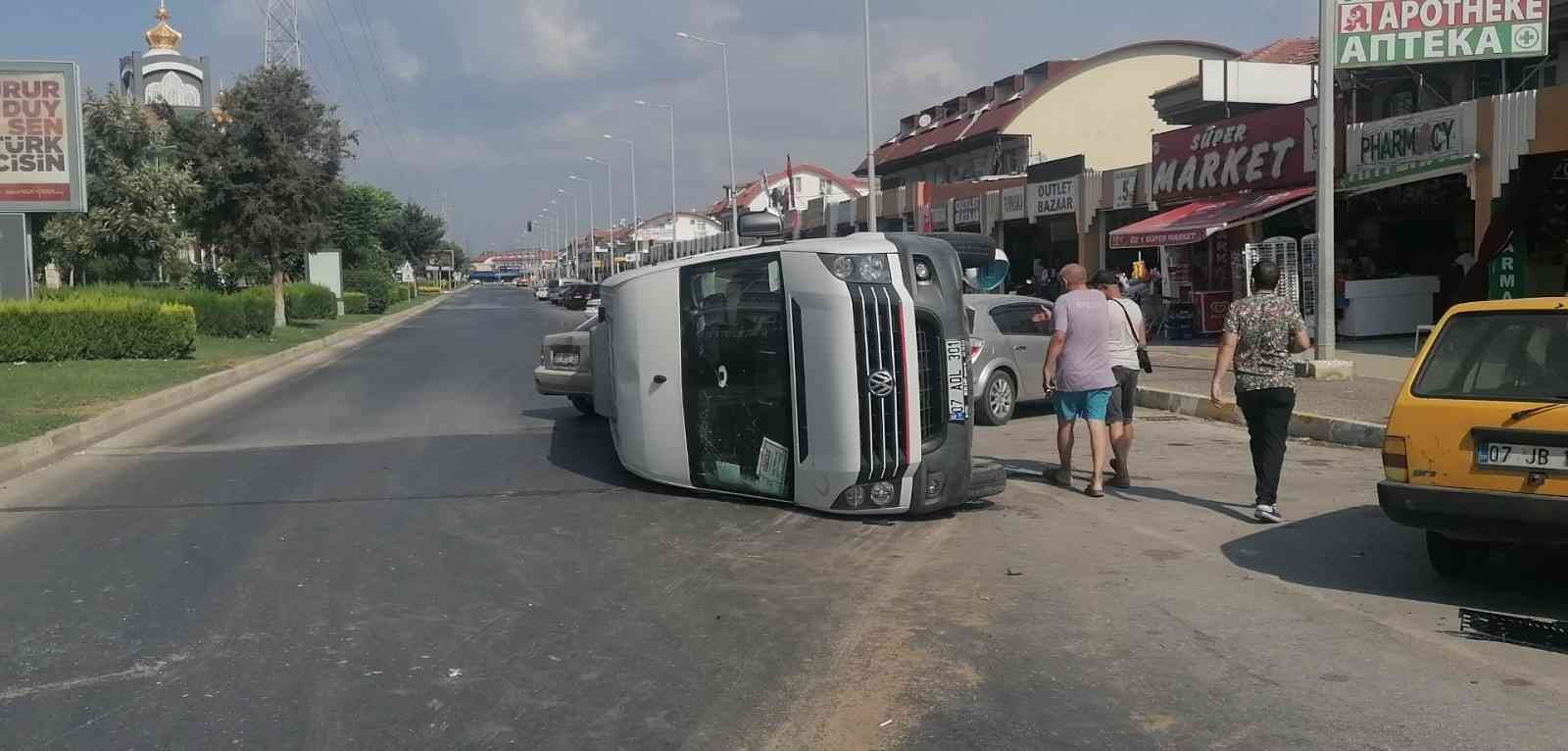 Manavgat’ta otomobiller çarpıştı, tur minibüsü 50 metre sürüklenerek devrildi