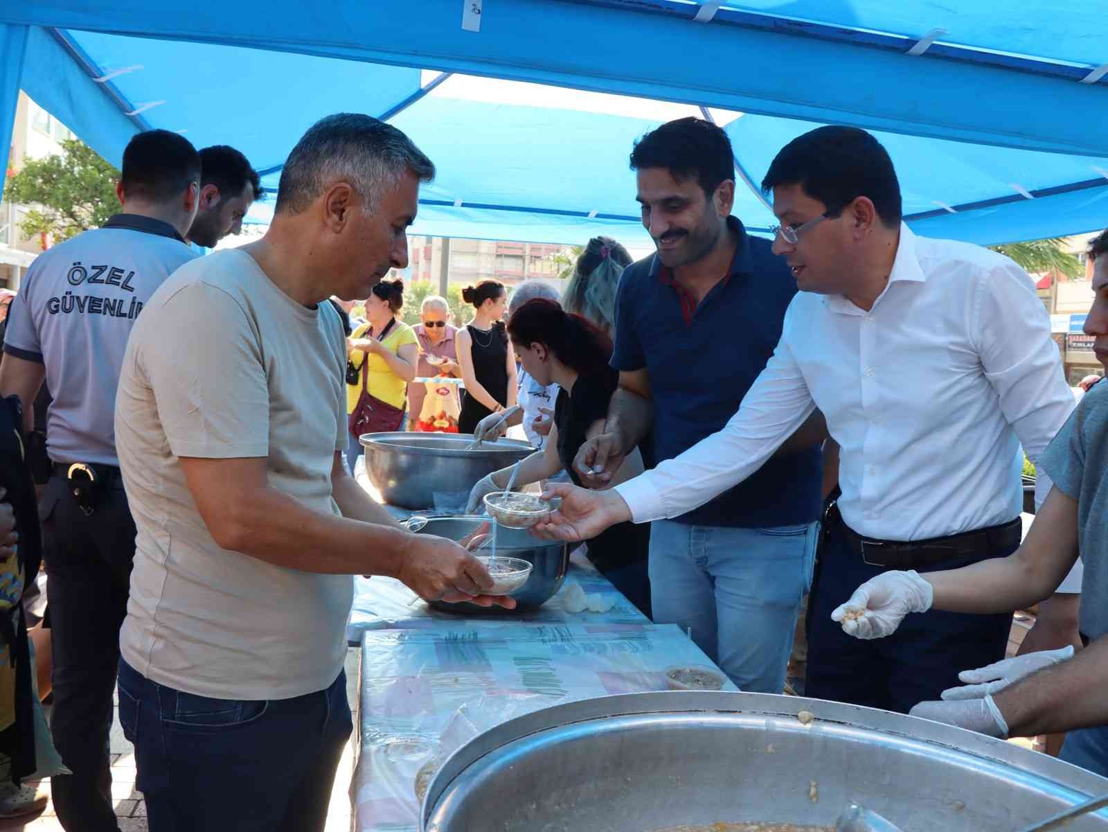 Nazilli Belediyesi aşure bereketini binlerce kişiyle paylaştı