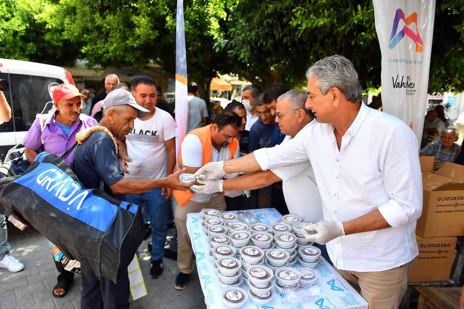 Mersin’de 20 bin paket aşure dağıtıldı