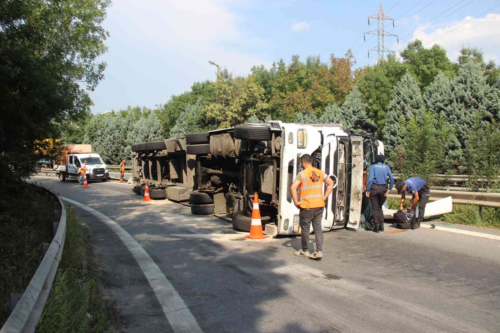 TEM bağlantı yolunda tır devrildi: 1 yaralı