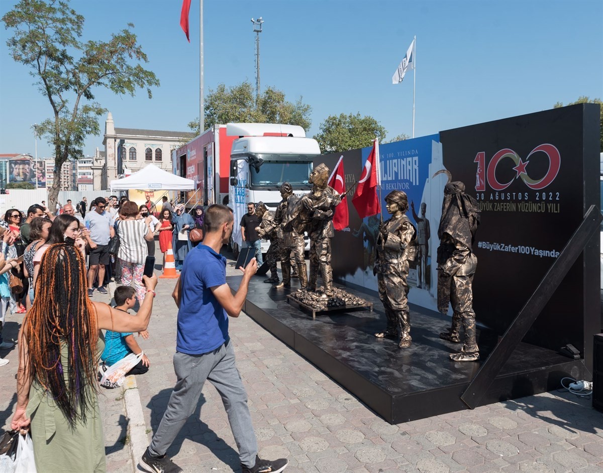 Büyük Zafer’in ruhu canlı heykellerle yaşatılıyor