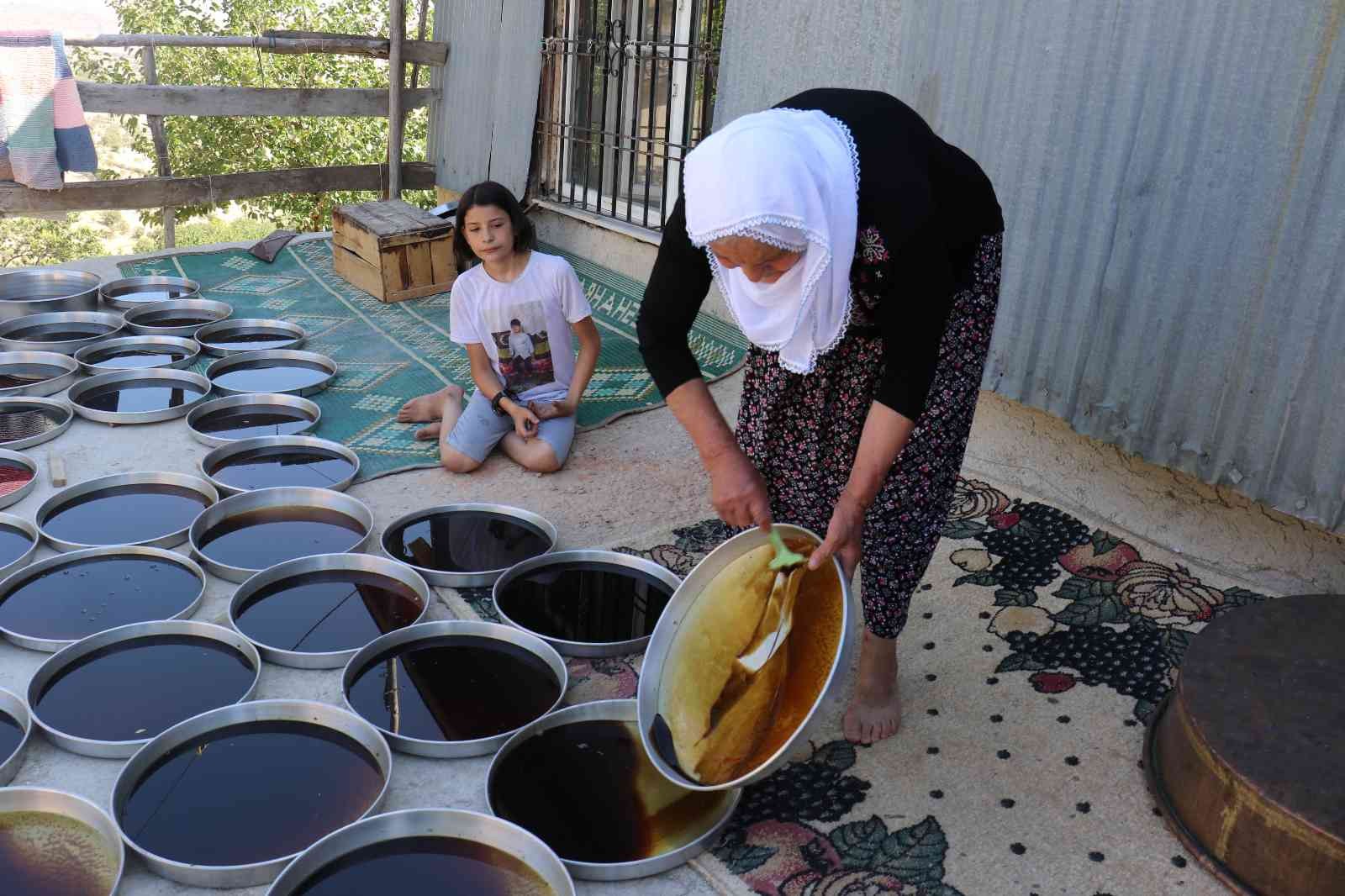 Gelin kaynana pekmez üretip satıyor