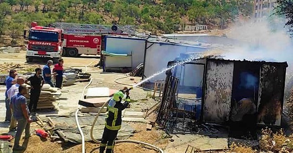 İşçilerin kaldığı konteynerde çıkan yangında faciadan dönüldü