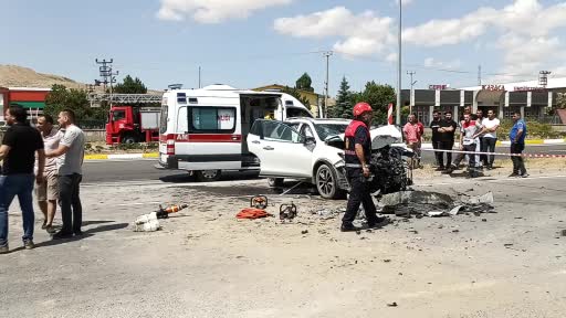 Kamyonla çarpışan otomobil hurdaya döndü: 1 ölü, 2 yaralı