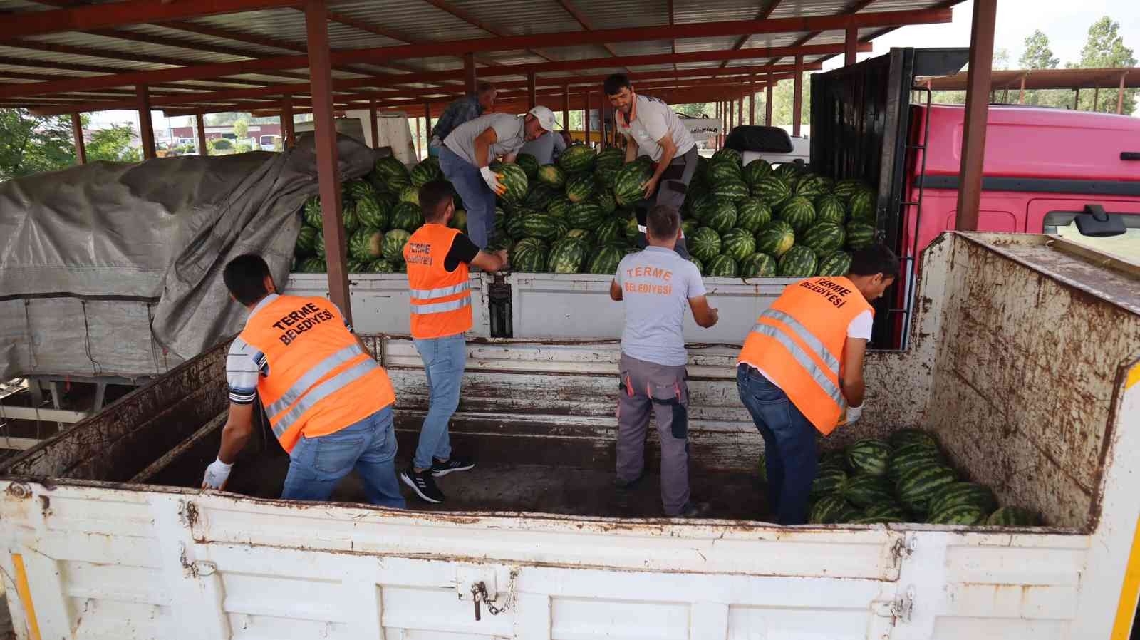 Tarladan aldığı karpuzları vatandaşa ücretsiz dağıttı