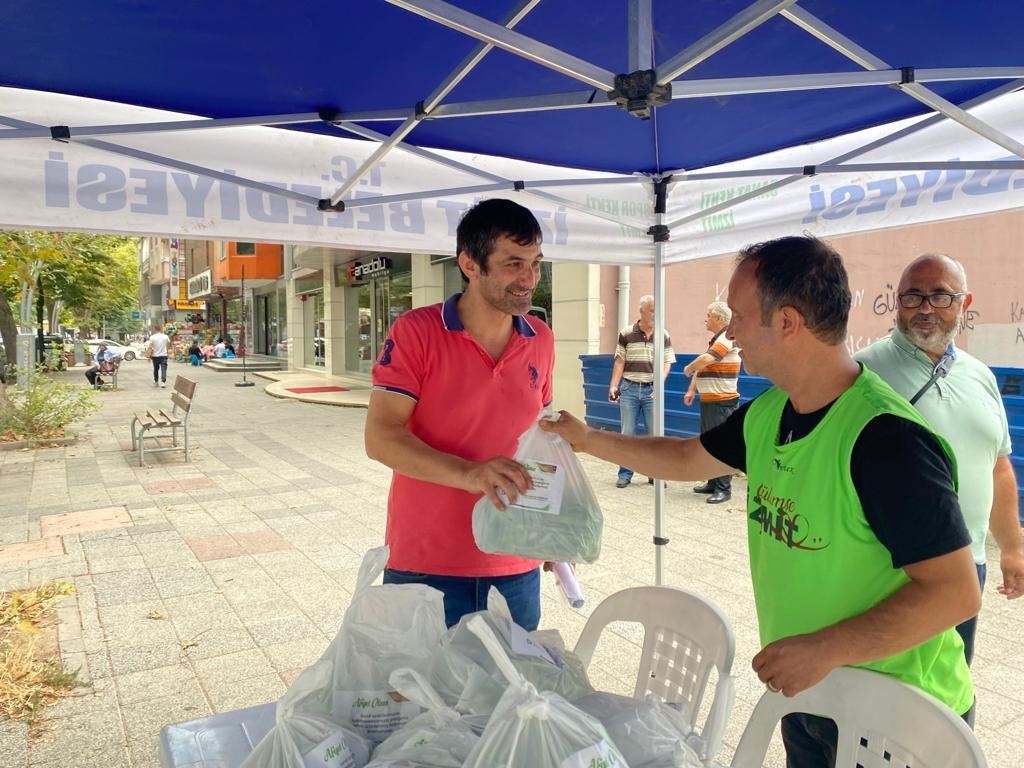 Hasat edilen sebzeler vatandaşlarla buluşturuluyor