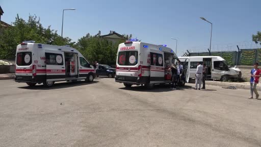 Elazığ’da öğrenci minibüsü ile otomobil çarpıştı: 5 yaralı