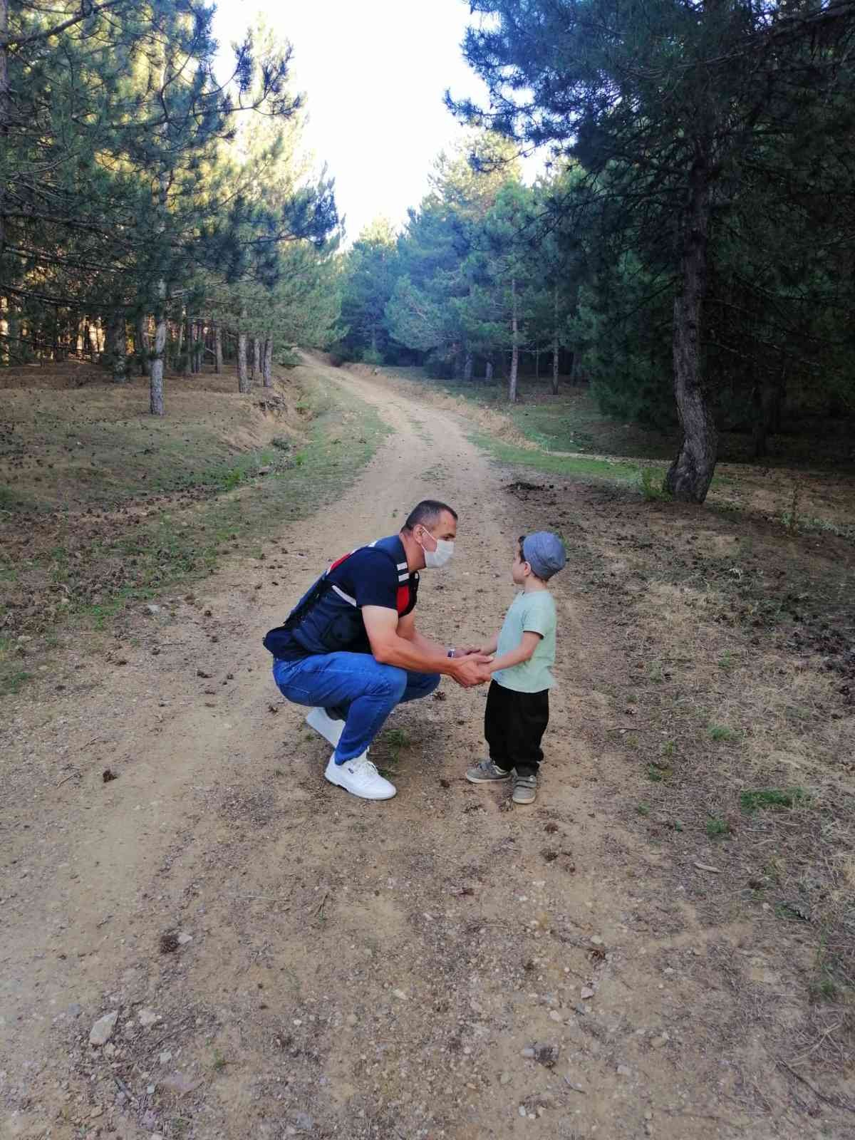 Piknikte kaybolan 3 yaşındaki çocuğu jandarma 2 saatlik arama sonrası buldu