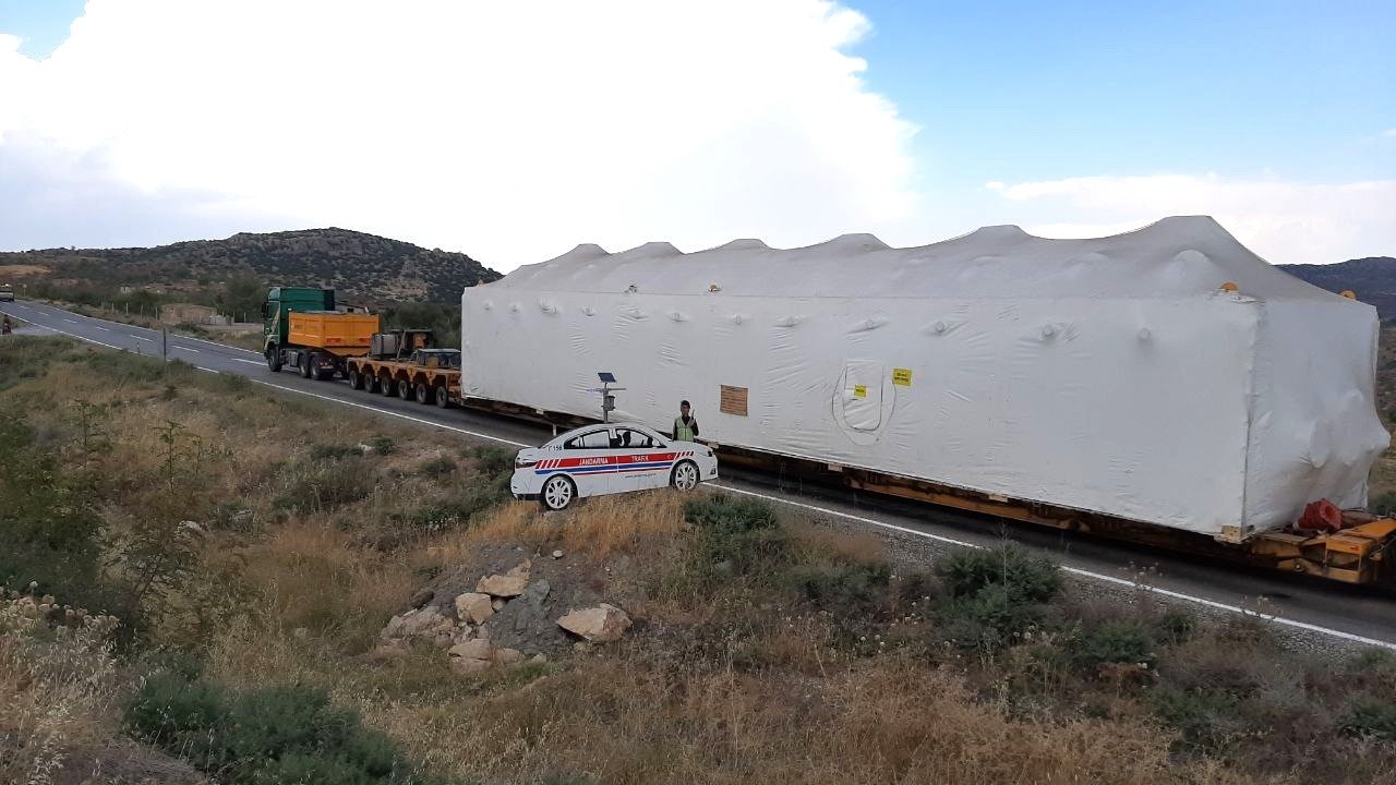 Uzun ve geniş araçlar için trafik durdu