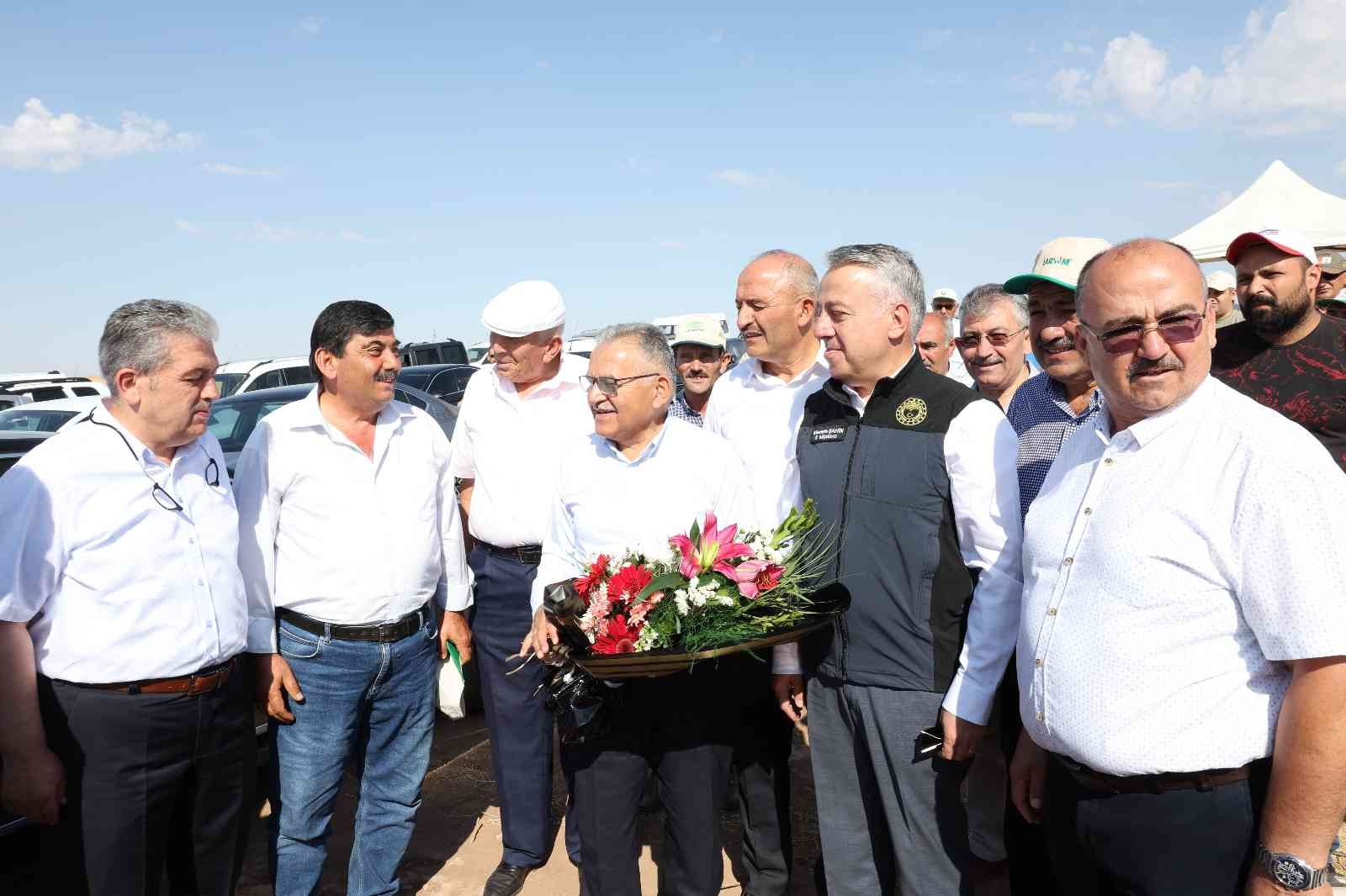 Başkan Büyükkılıç, Felahiye’de nohut hasadı yaptı