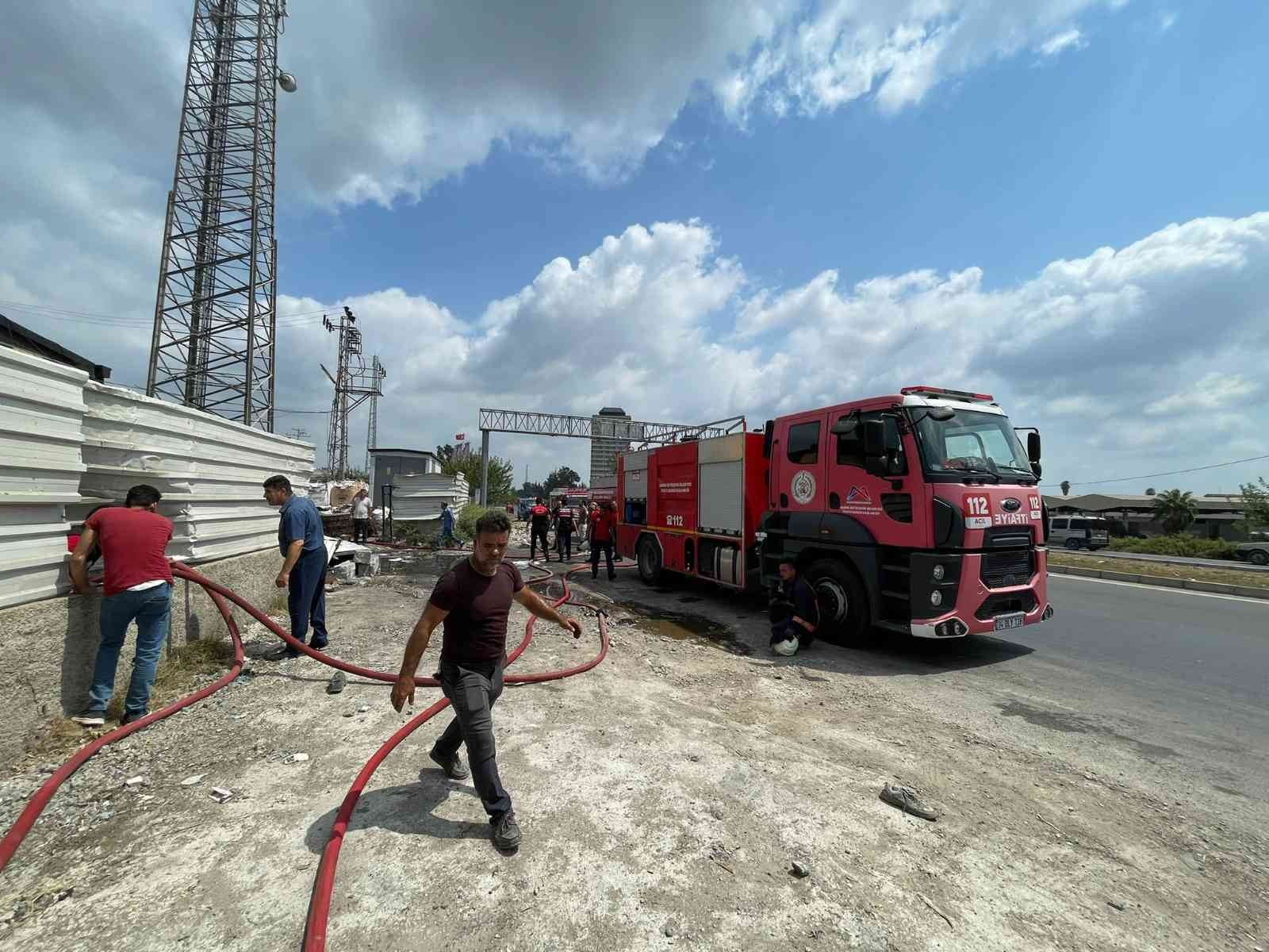 Mersin’de geri dönüşüm tesisindeki yangın kontrol altına alındı