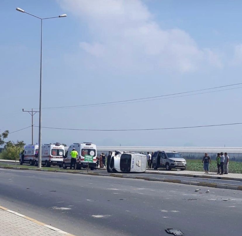 Serik’te banka para nakil aracıyla otomobil çarpıştı: 2 yaralı