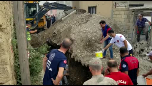 Erzincan’da göçük, 1 işçi kurtarılmaya çalışılıyor