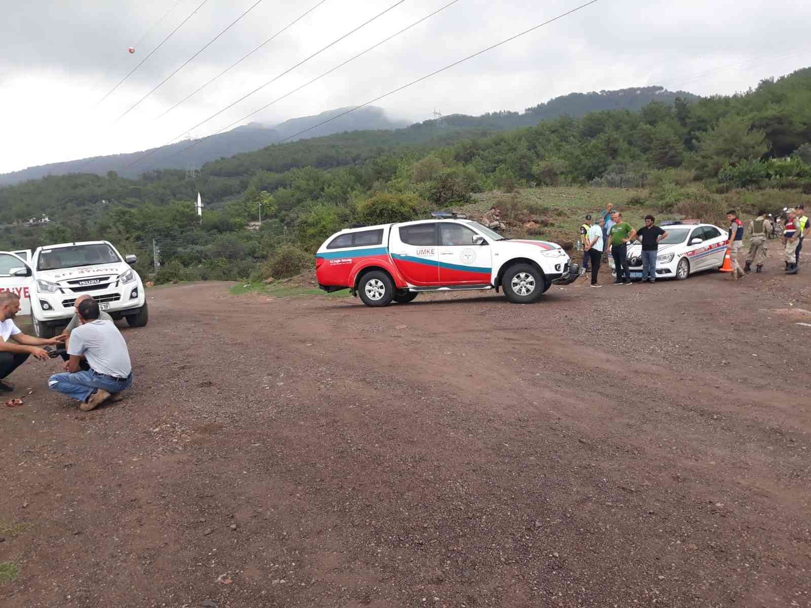 Taş ocağı çalışanlarını taşıyan pikap dereye uçtu: 3 ölü