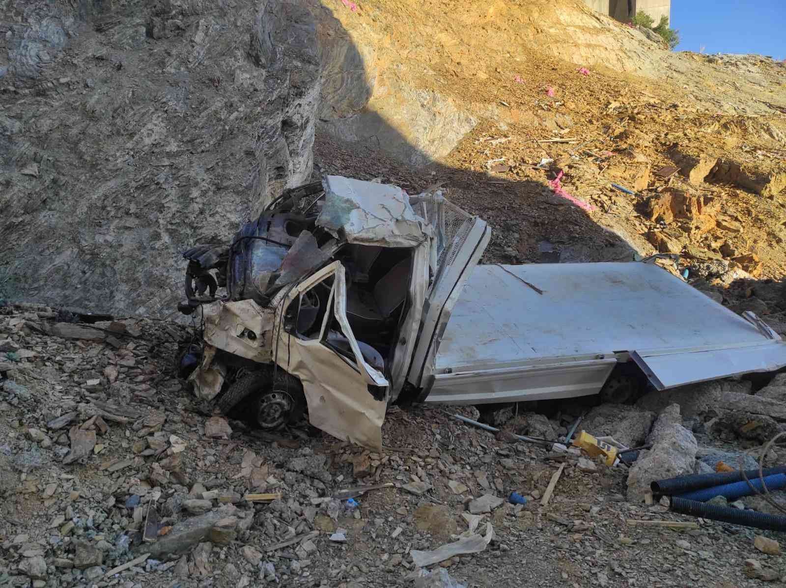 Konya’da kamyonet uçuruma devrildi: 3 ölü