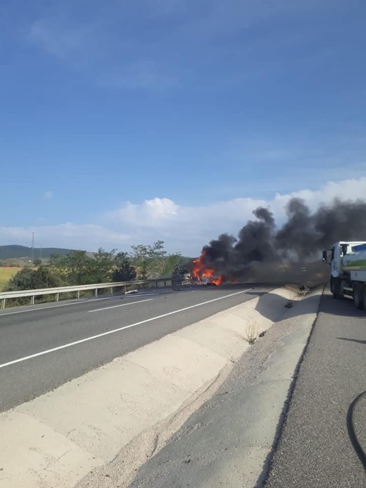 Bariyerlere çarpan LPG yüklü tanker alev alev yandı