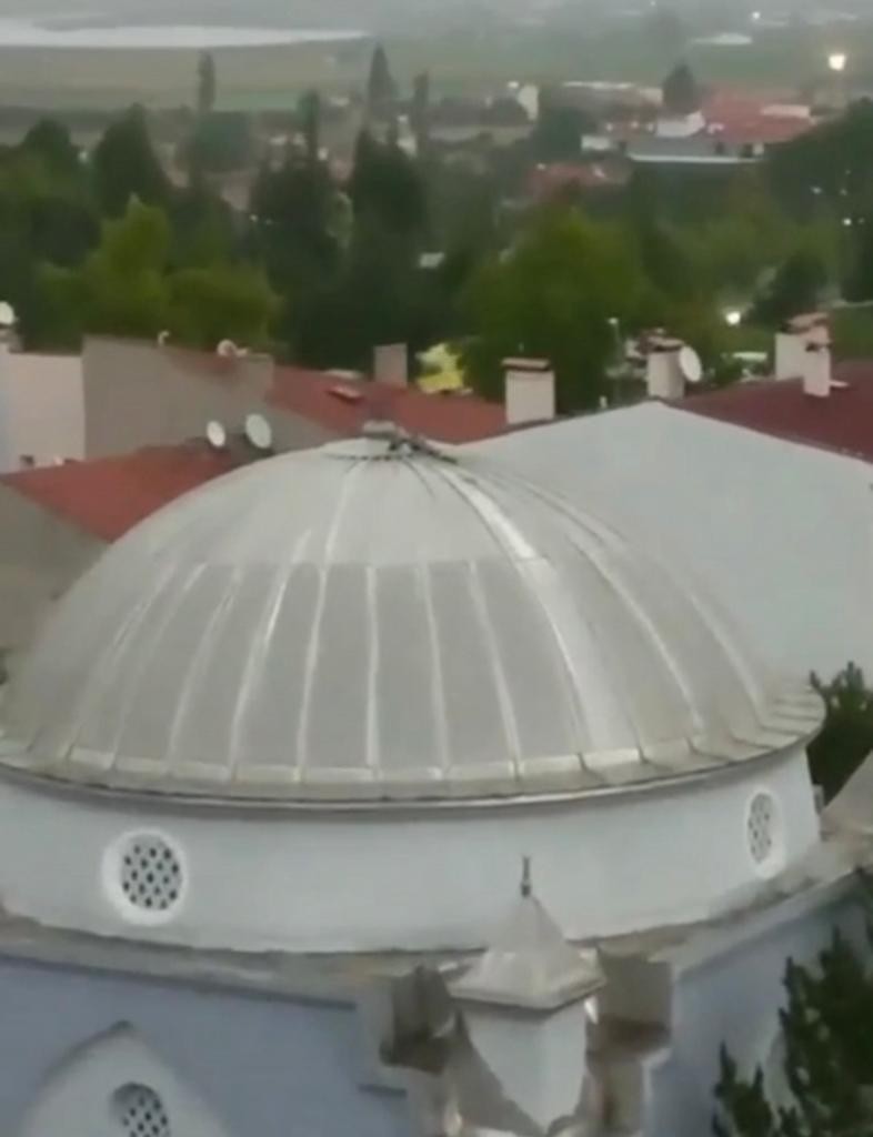 Şiddetli rüzgar cami kubbesindeki alemi devirdi