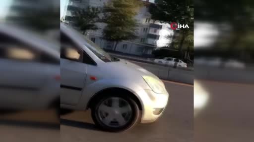 Küçük çocuğuna direksiyon emanet etti, trafiği tehlikeye attı