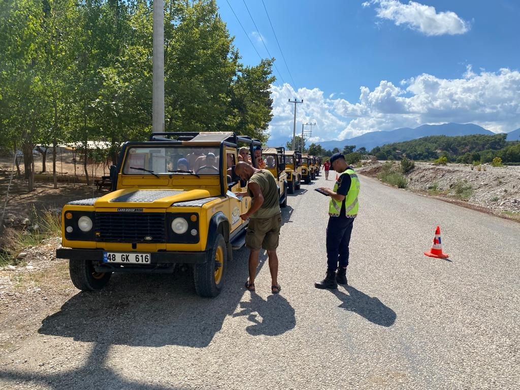 Kaş’ta jandarmadan safari aracı denetimi