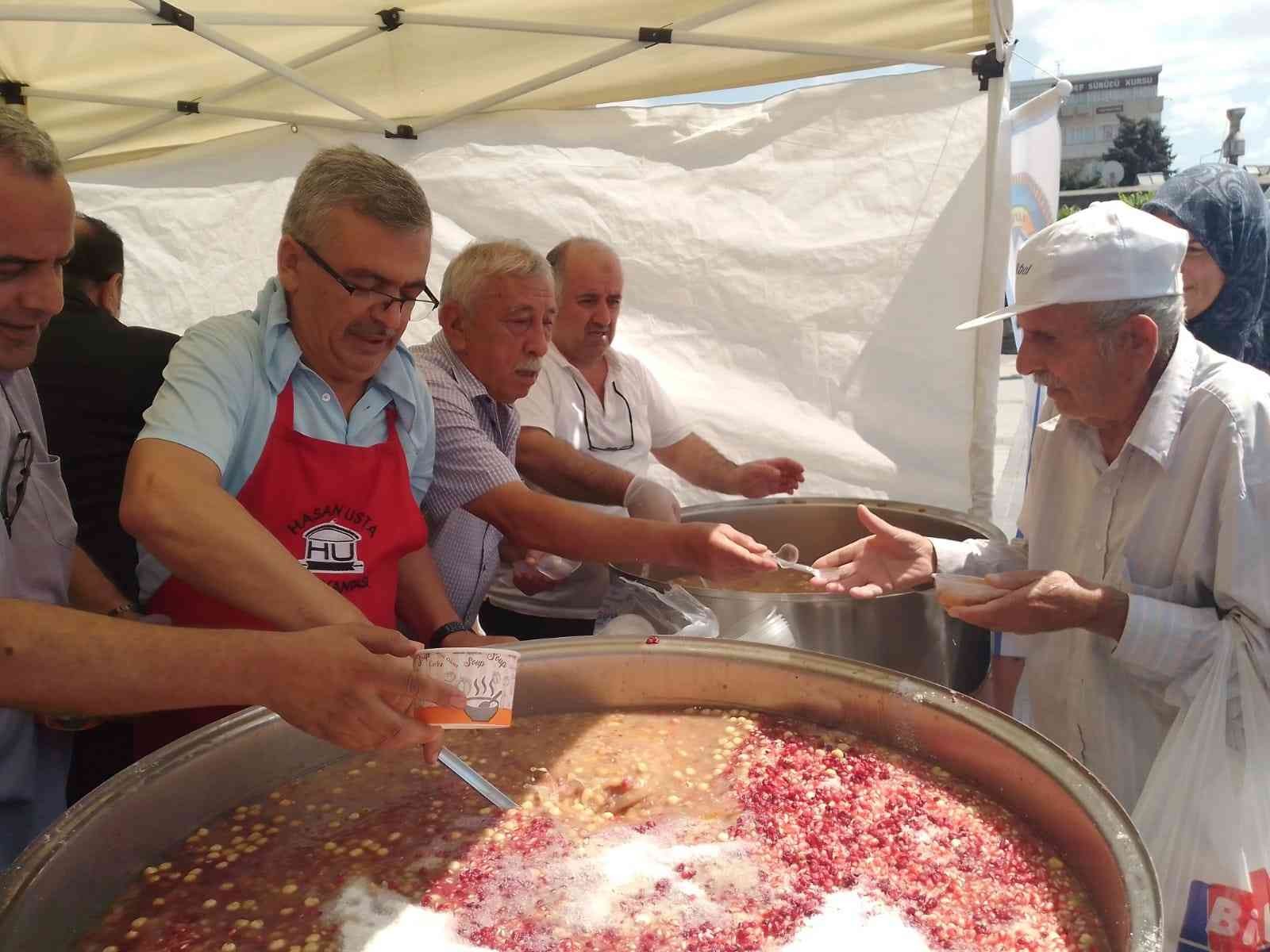 Pastacılar ve Lokantacılar Odası Cuma çıkışı aşure dağıttı