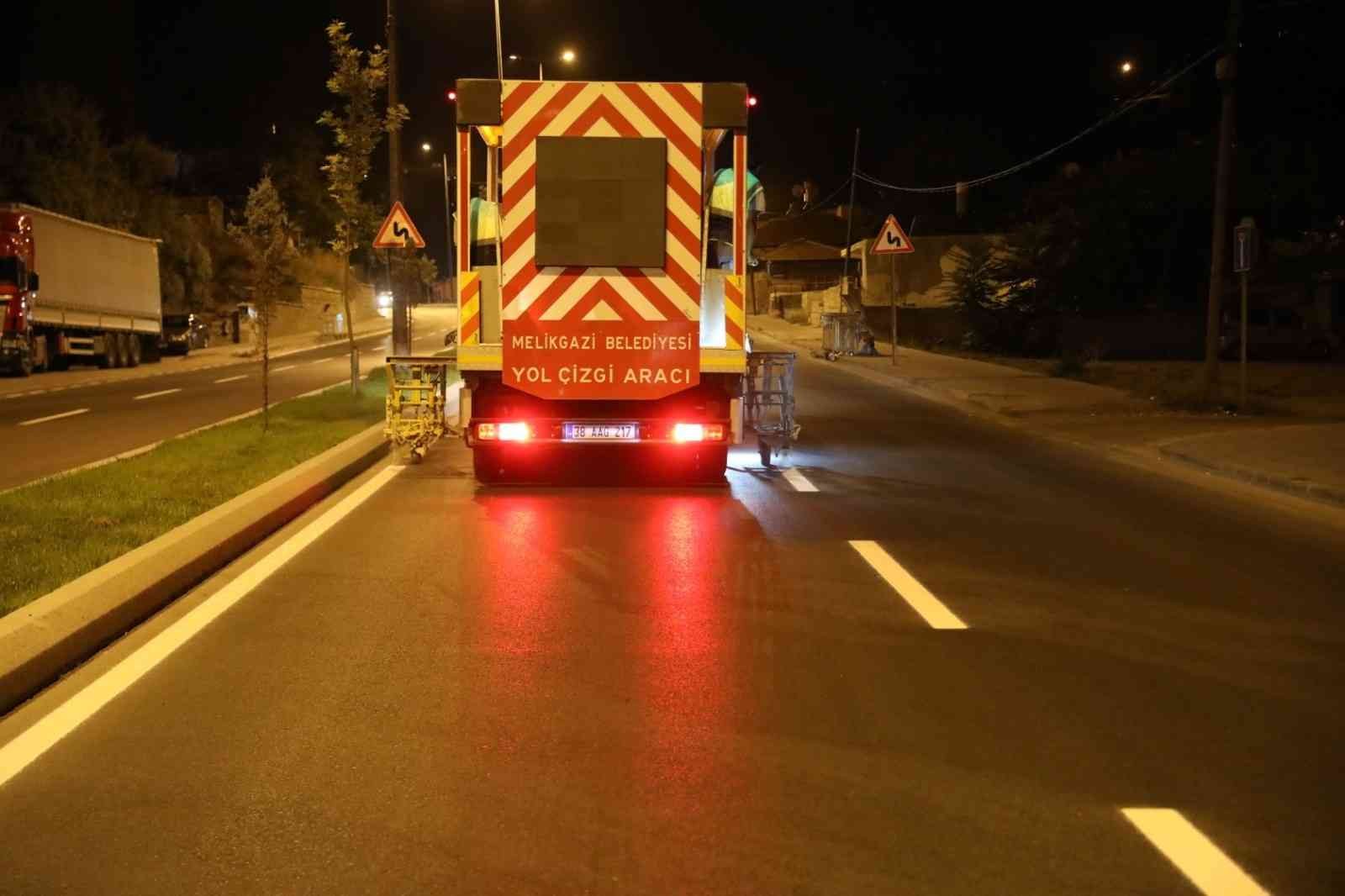 Melikgazi, daha güvenli ulaşım için yol çizgi çalışması yapıyor