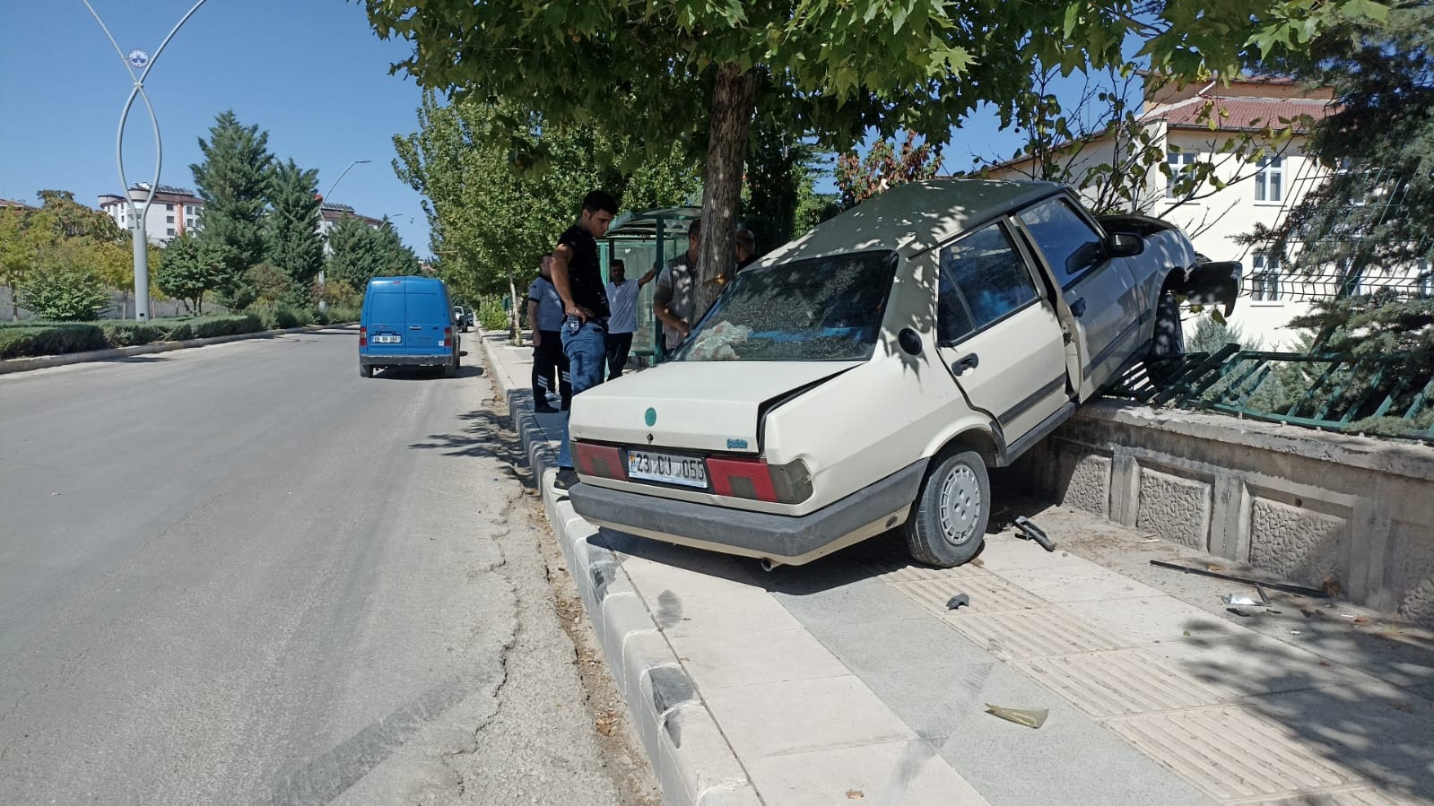 Elazığ’da otomobil duvara çarptı: 1 yaralı