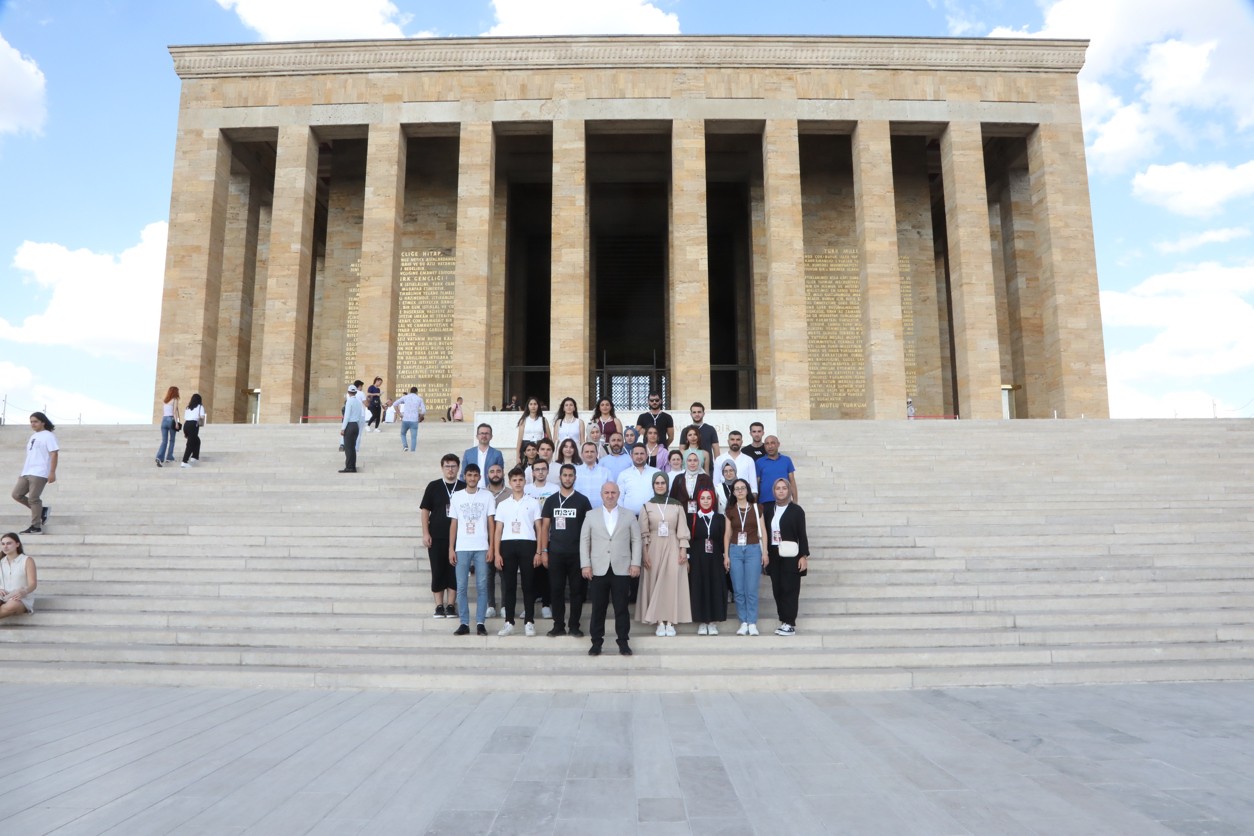 Başkan Bıyık, zaferin 100. yılında gençlerle Anıtkabir’e gitti