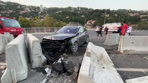 Kontrolden çıkan araç bariyerlere vurarak durabildi: 3 yaralı