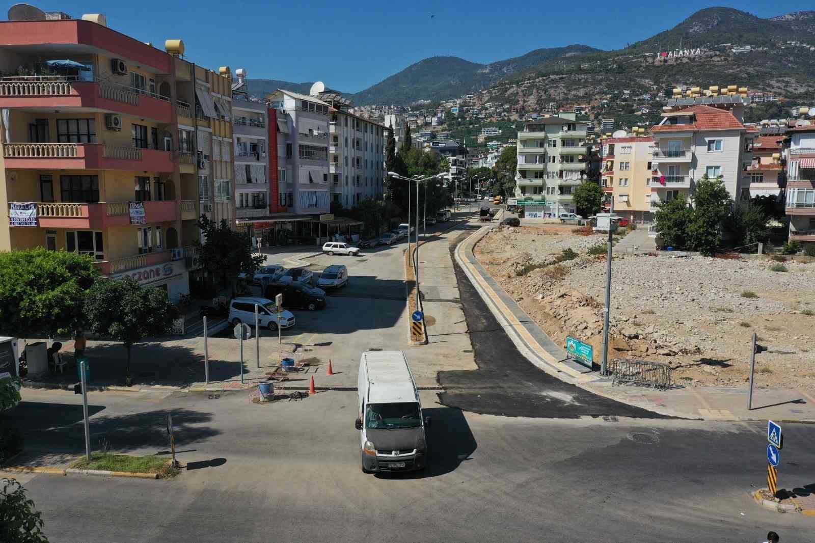 Eşref Kahvecioğlu Caddesi çift yönlü trafiğe açıldı