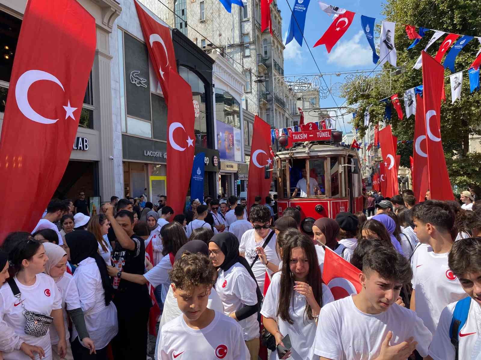 İstiklal Caddesi 30 Ağustos Zafer Bayramı’nın 100’üncü yılında bin adet bayrakla donatıldı