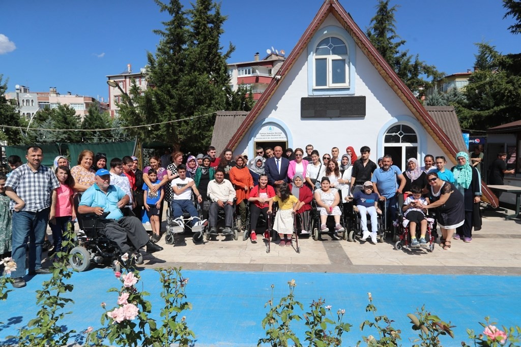 Vali Hatipoğlu’nun eşi özel çocuklarla doğum günü etkinliğinde bir araya geldi