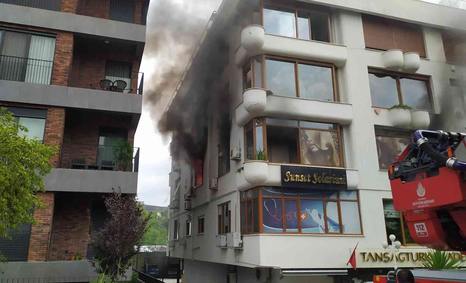 Bakırköy’de güzellik merkezi alev alev yandı