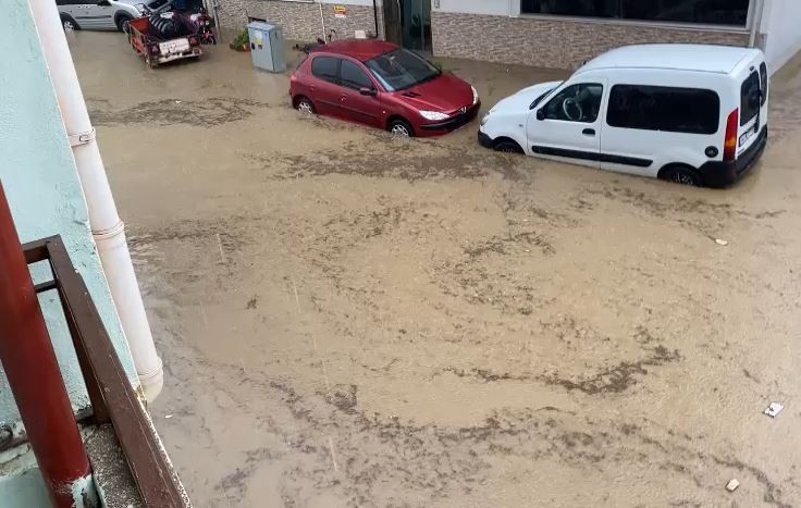 Tekirdağ’da dolu ve sağanak sonrası sokakları su bastı