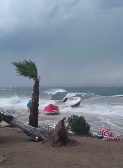 Fırtına Avşa Adası’nda teknelere zarar verdi