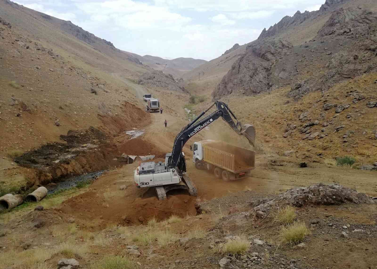 Kırsalda yol iyileştirme çalışması