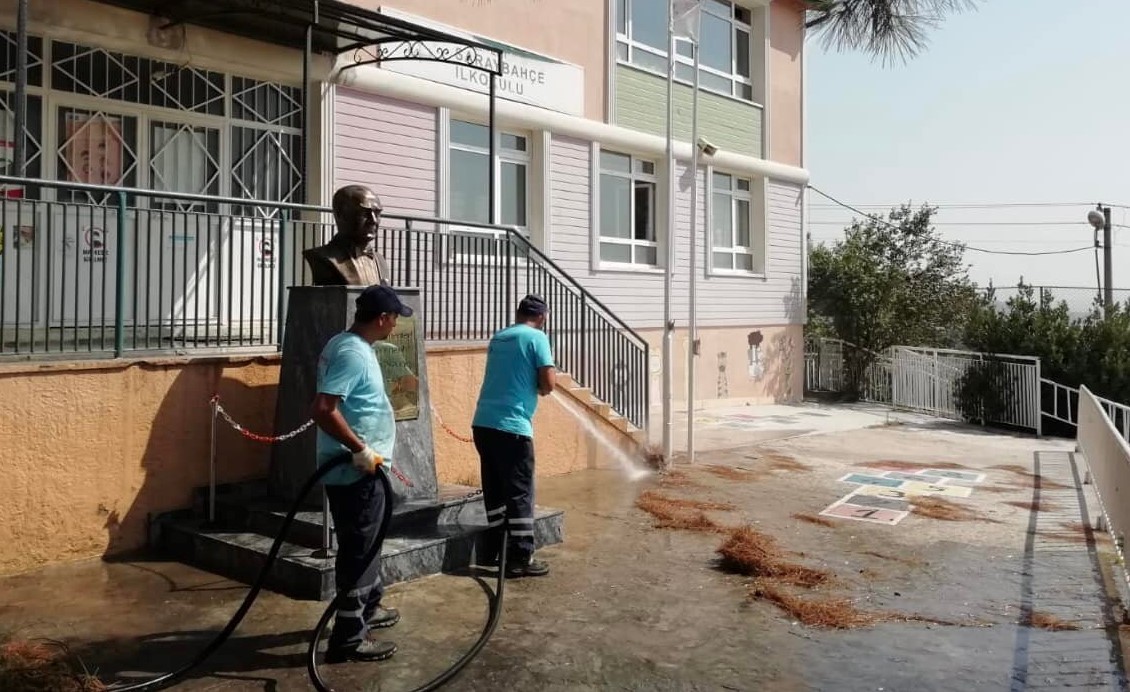 İzmit Belediyesi okul bahçelerini yeni döneme hazırlıyor