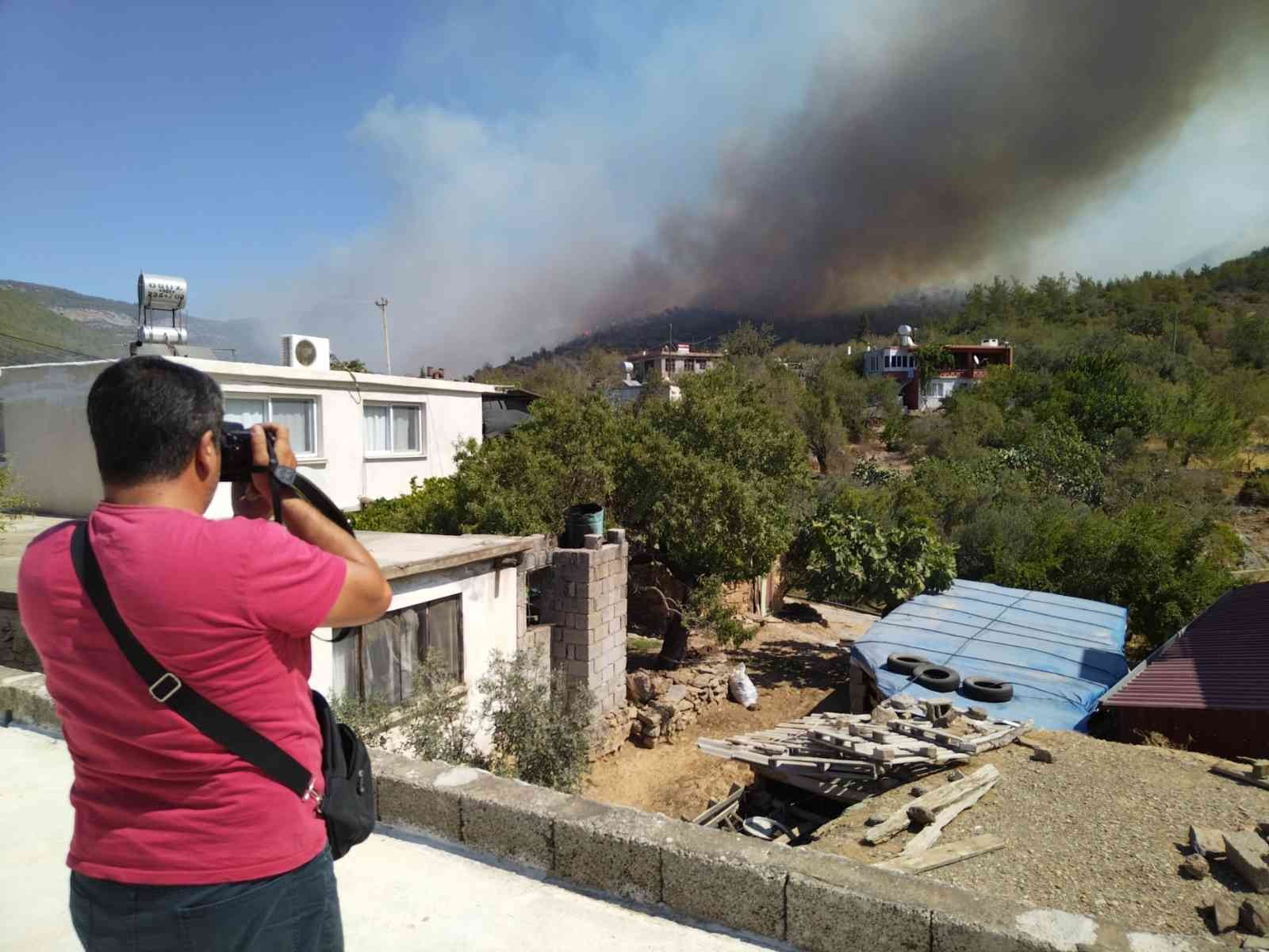 Mersin’deki orman yangını sürüyor: 30 ev tedbiren boşaltıldı