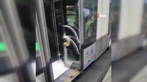 Florya’da metrobüs bozuldu, vatandaşlar yolda kaldı