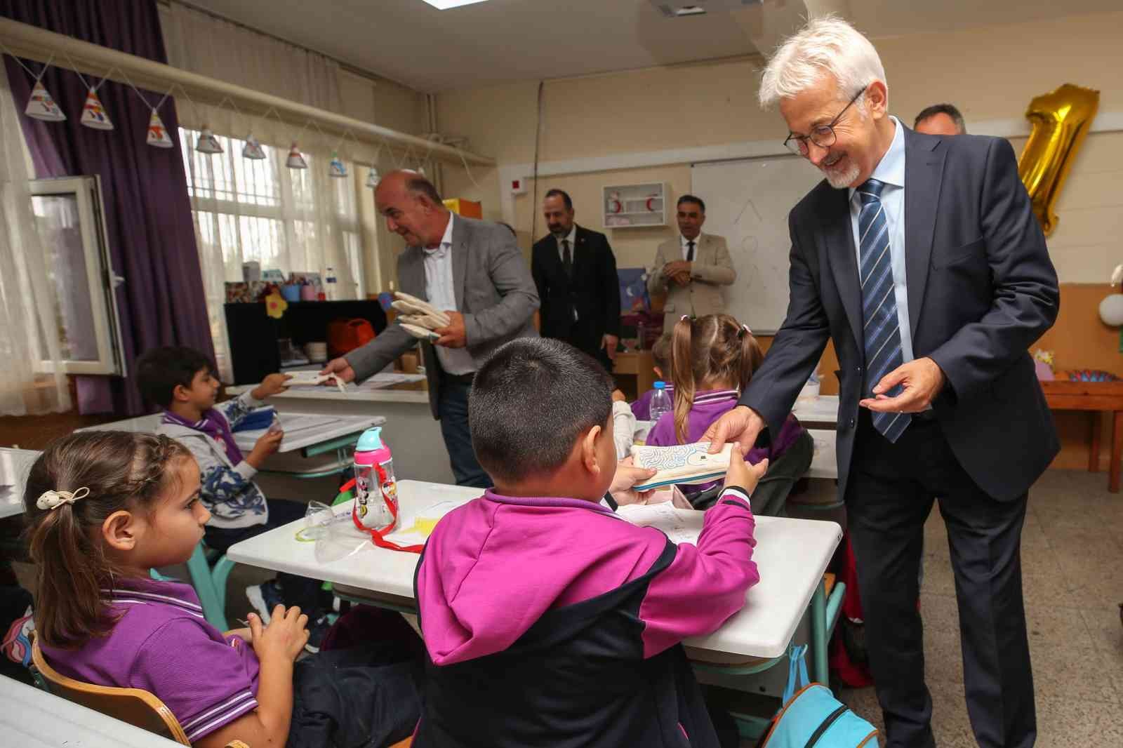 Başkan Turgay Erdem, öğrencilerin ilk derslerinde yanlarındaydı