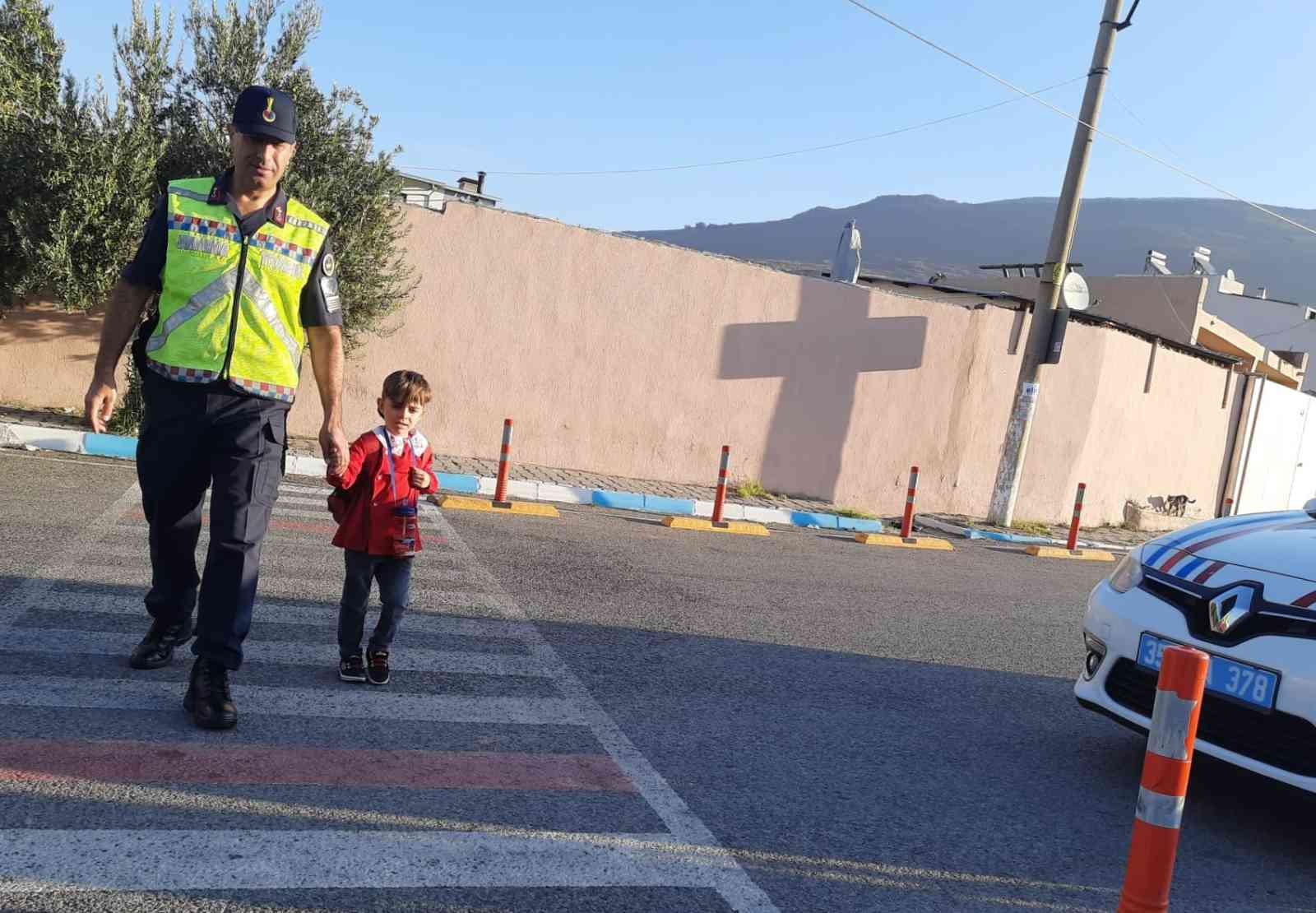 İzmir’de jandarmadan okul ve çevresi denetimi