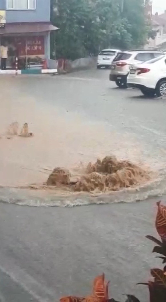 Kocaeli’de sağanak yolları göle döndürdü