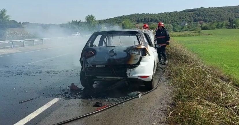 D-650’de alevlere teslim olan otomobilden geriye demir yığını kaldı