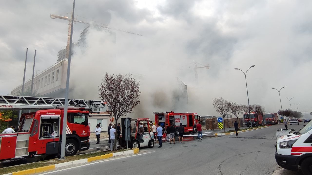 Beylikdüzü’ndeki bir depoda çıkan yangında dumanlar etrafı kapladı