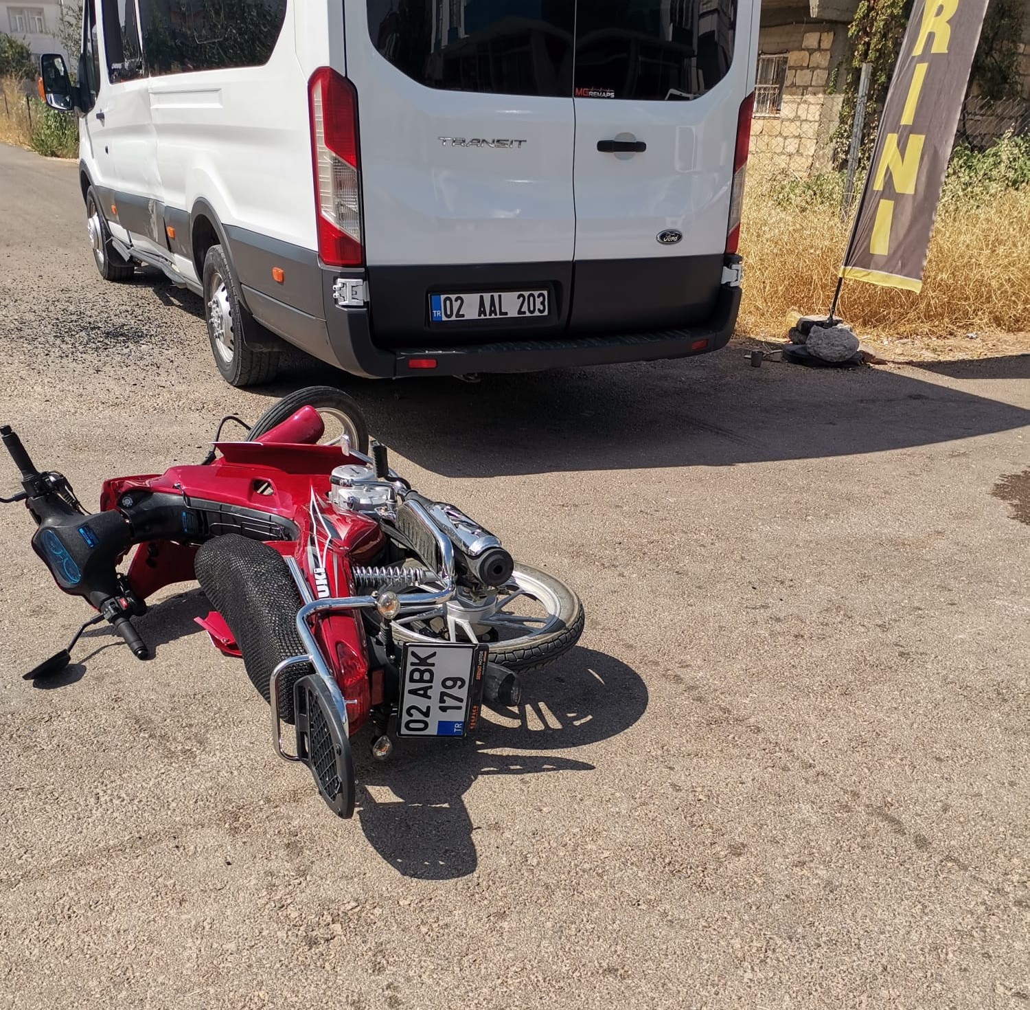 Motosiklet ile minibüs çarpıştı: 1 yaralı