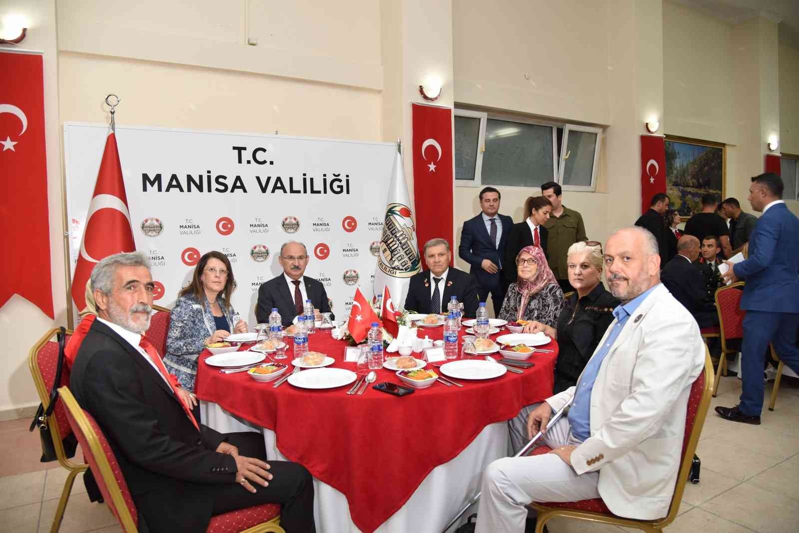 Manisa Valiliğinden gaziler onuruna yemek