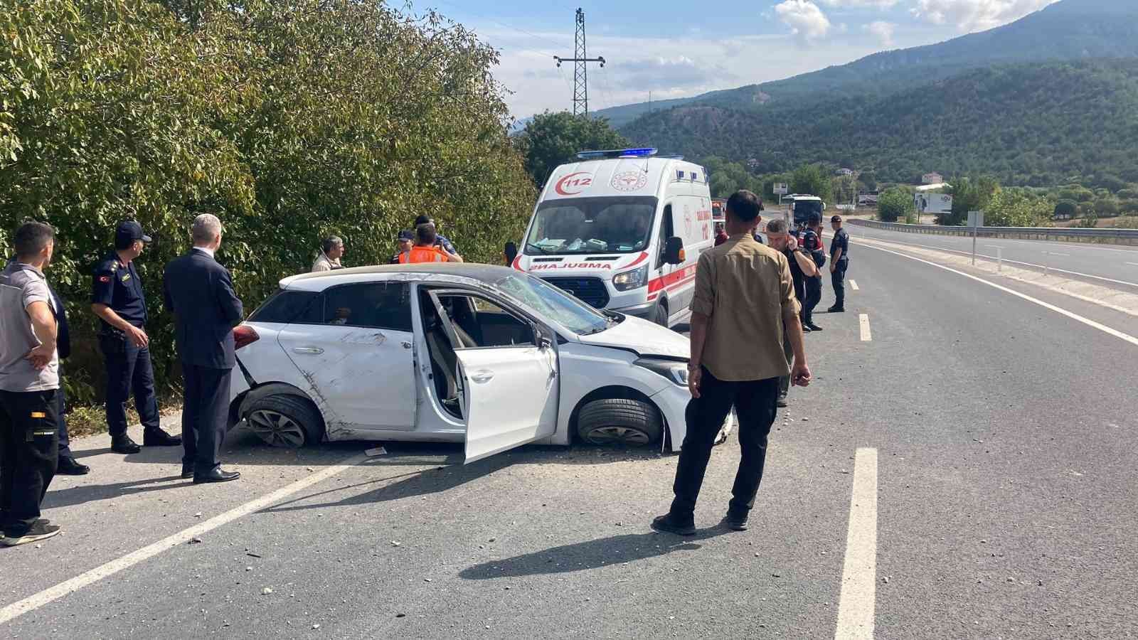 Takla atan otomobildeki 2 kişi yaralandı