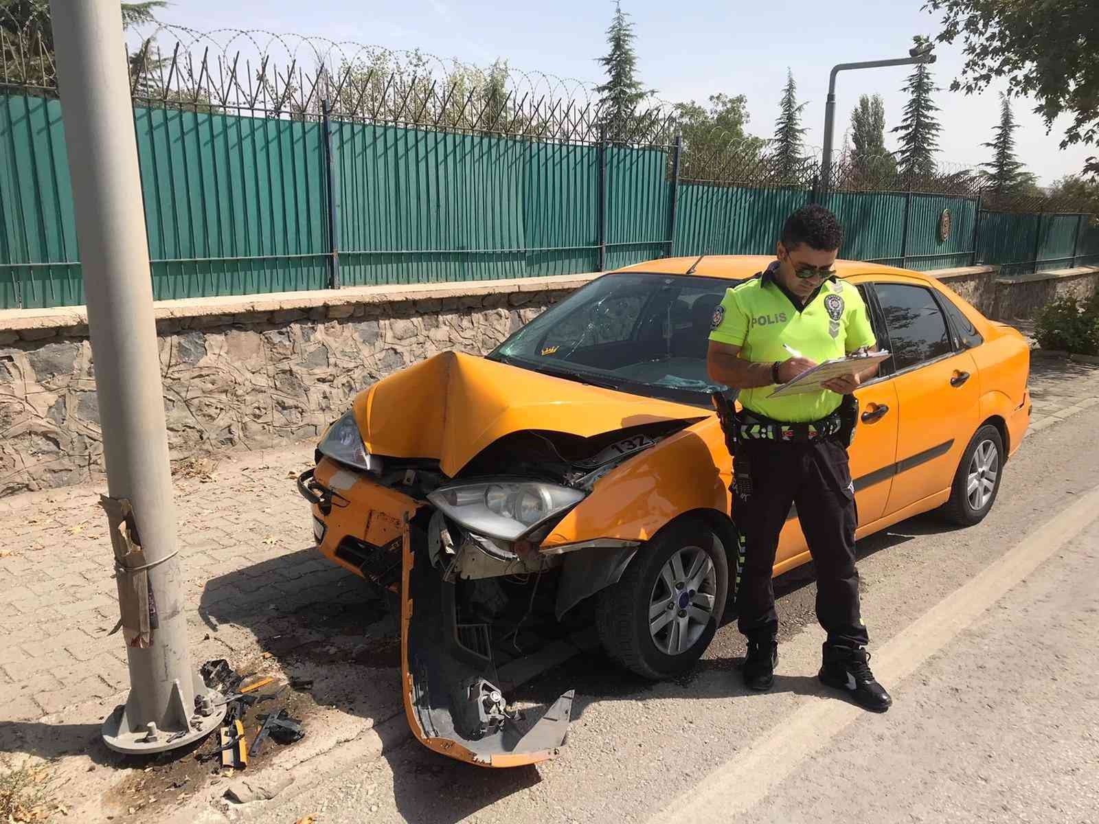 Elazığ’da otomobil direğe çarptı: 1 yaralı