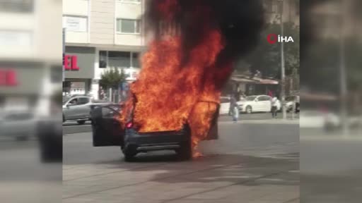 Bunalım geçiren vatandaş, kullandığı otomobili yüzlerce kişi önüne benzin döküp yaktı