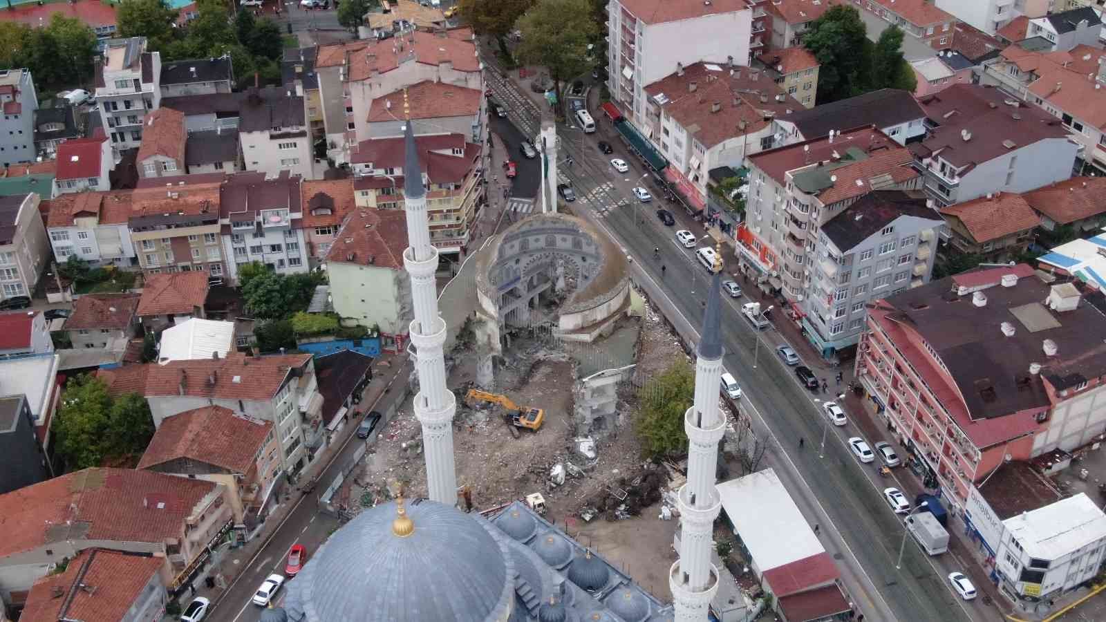 43 yıllık cami yıkıldıktan sonraki ilginç görüntüsüyle dikkat çekiyor