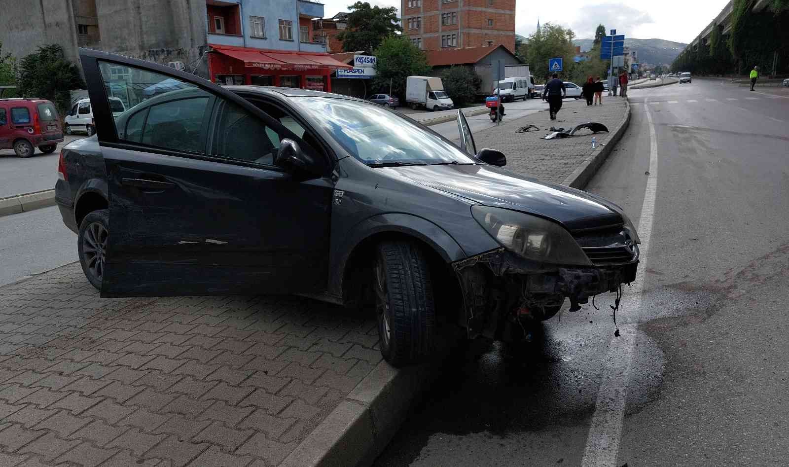 Samsun’da iki otomobil çarpıştı